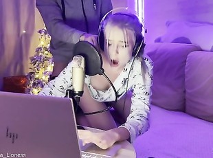 ????????????The stepson sweetly fucked a wet, insatiable stepmom for interfering in a video game stream